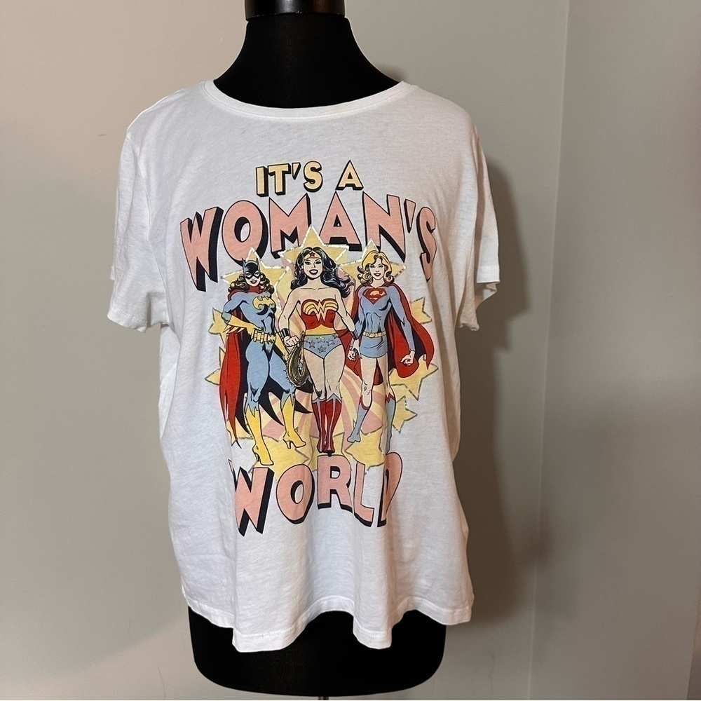 H&M It’s a Woman’s World Superhero T-Shirt in Size Large - Picture 4 of 5